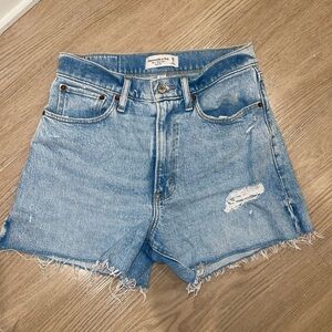 Abercrombie Curve Love 4” Mom Short High Rise